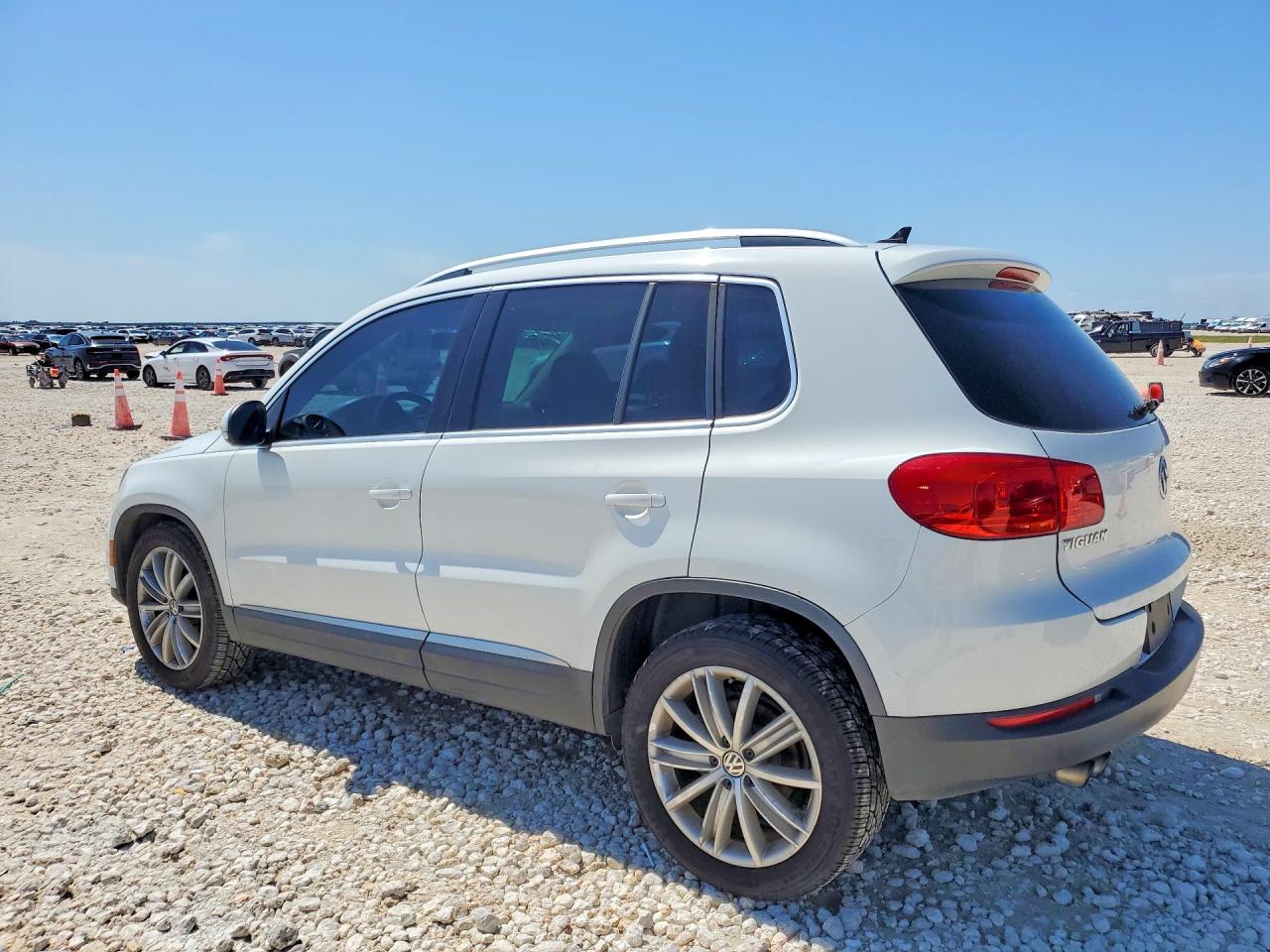 2015 Volkswagen Tiguan S White vin: WVGAV7AX8FW604603