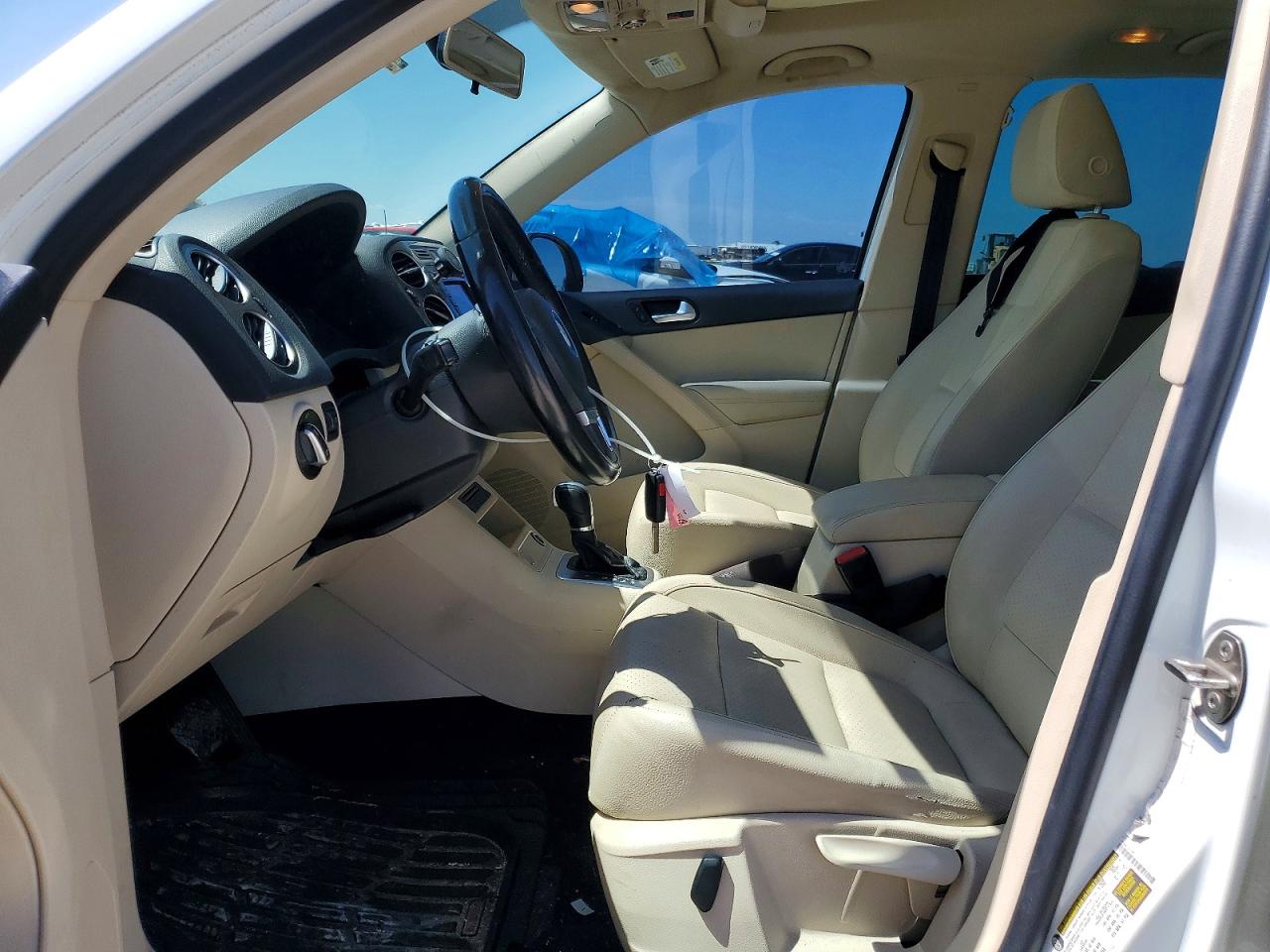 2015 Volkswagen Tiguan S White vin: WVGAV7AX8FW604603