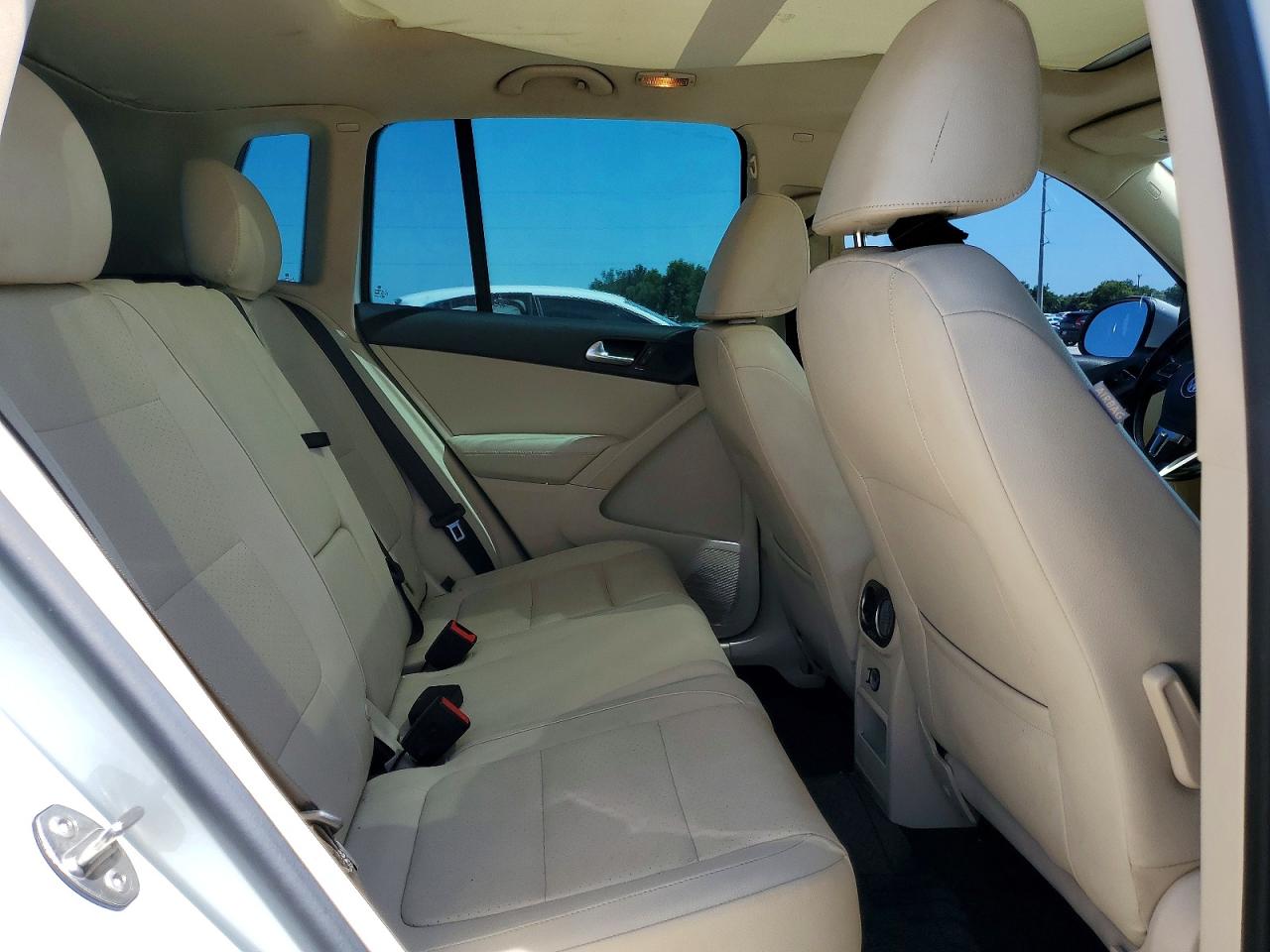 2015 Volkswagen Tiguan S White vin: WVGAV7AX8FW604603