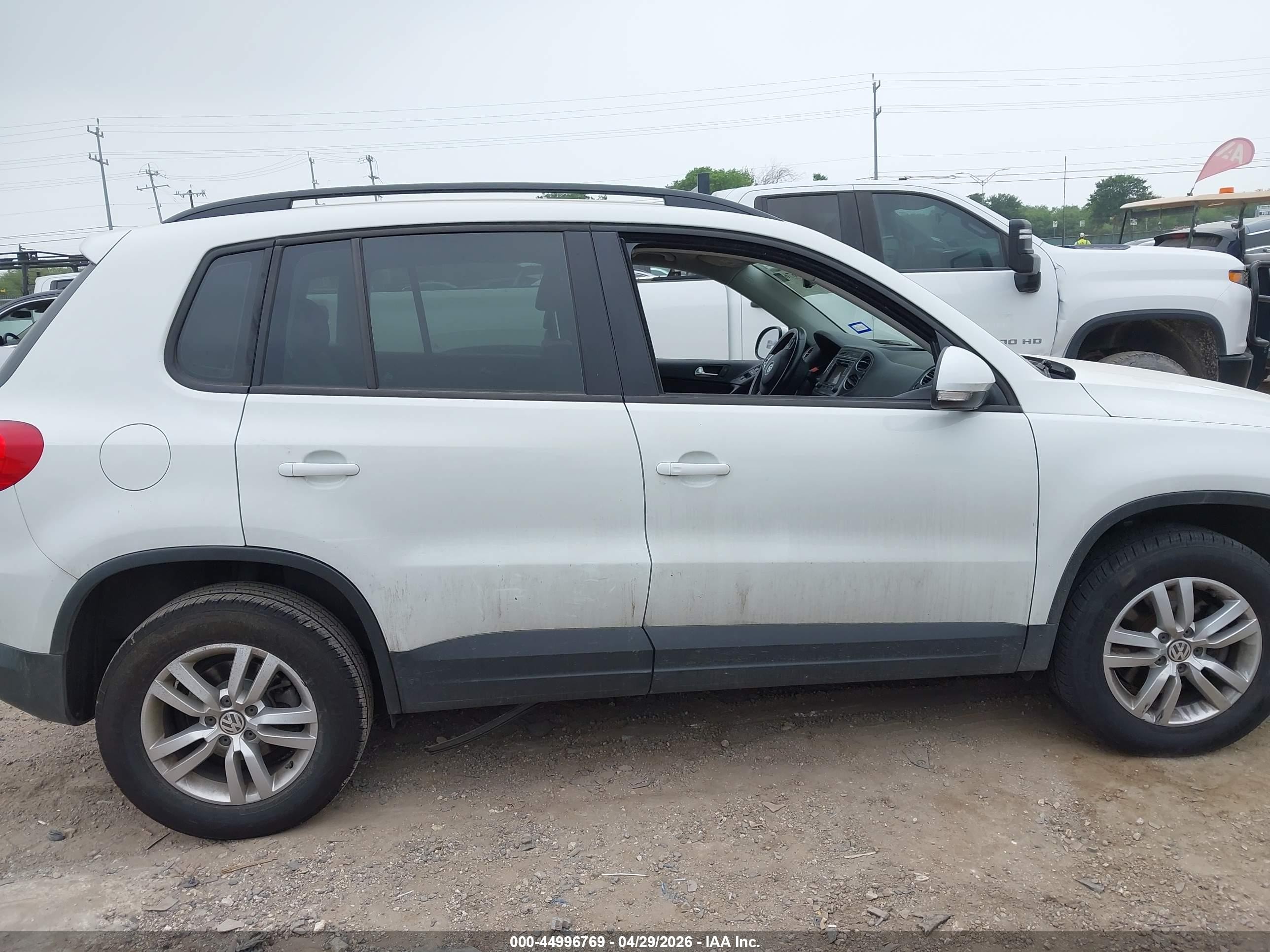 2016 Volkswagen Tiguan S White vin: WVGAV7AX8GW597864
