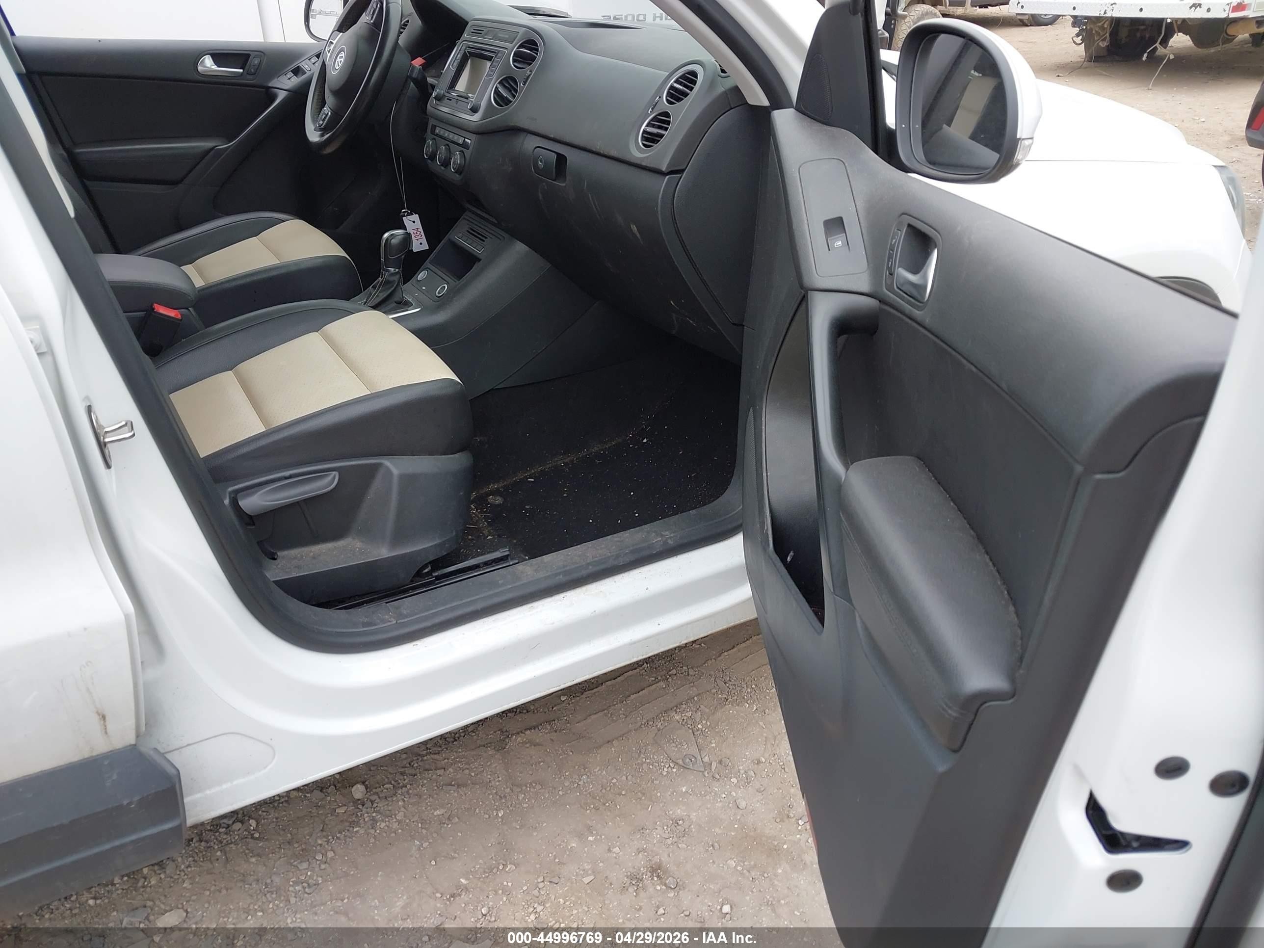 2016 Volkswagen Tiguan S White vin: WVGAV7AX8GW597864