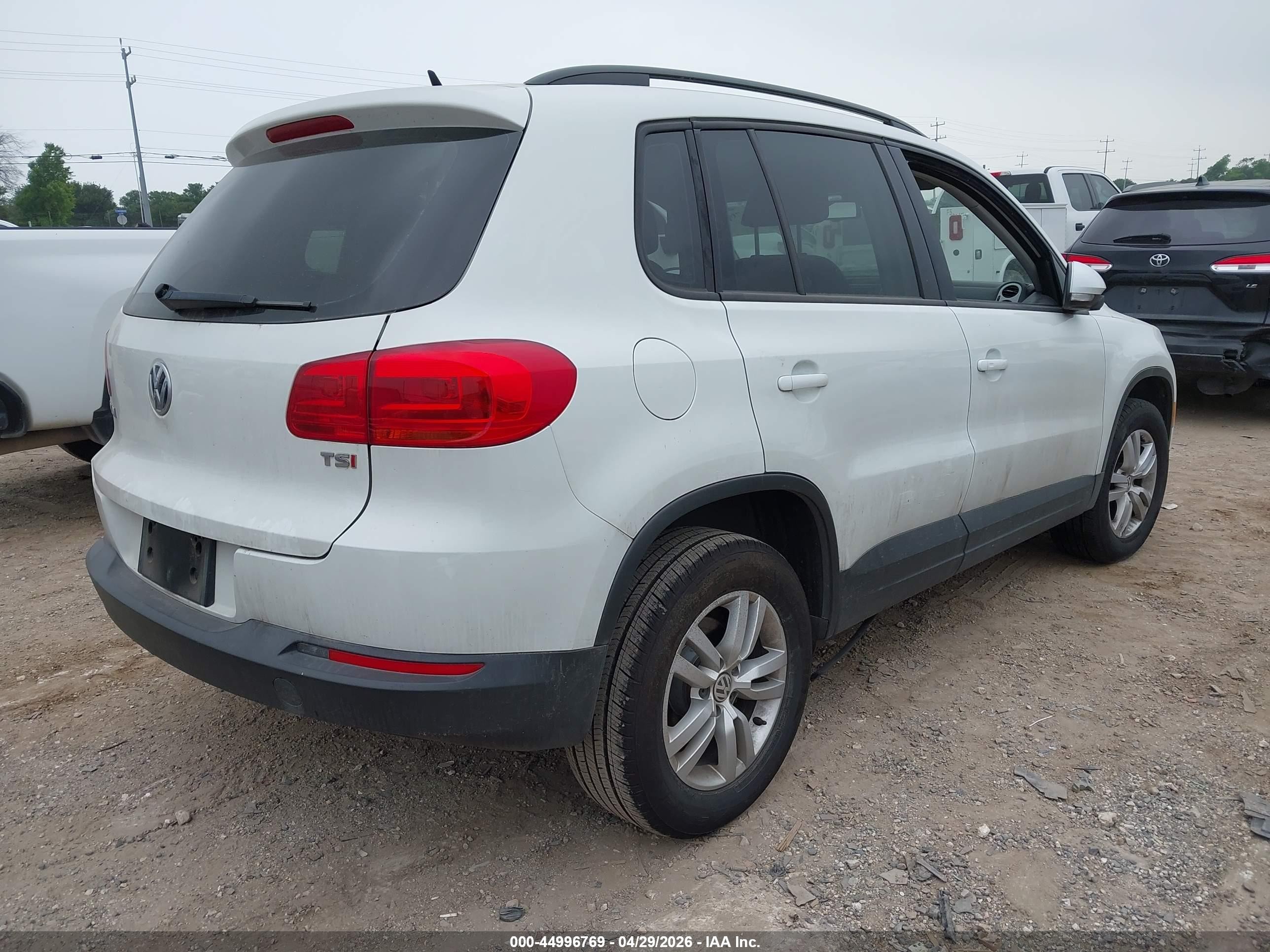 2016 Volkswagen Tiguan S White vin: WVGAV7AX8GW597864