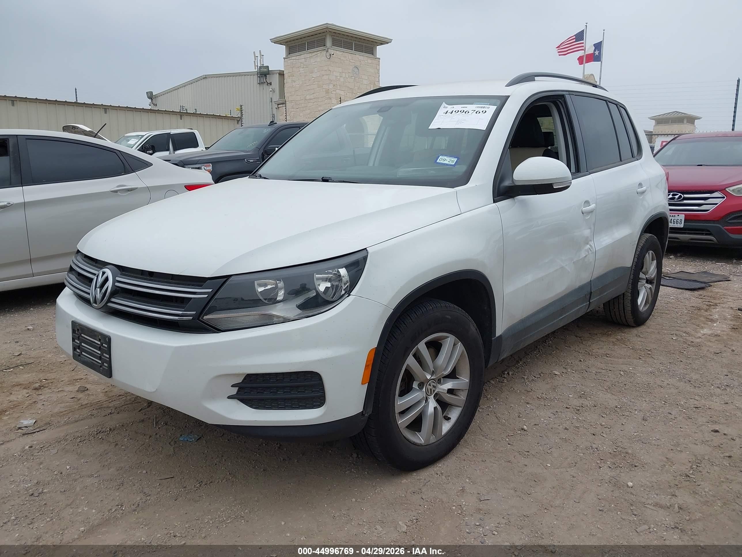 2016 Volkswagen Tiguan S White vin: WVGAV7AX8GW597864