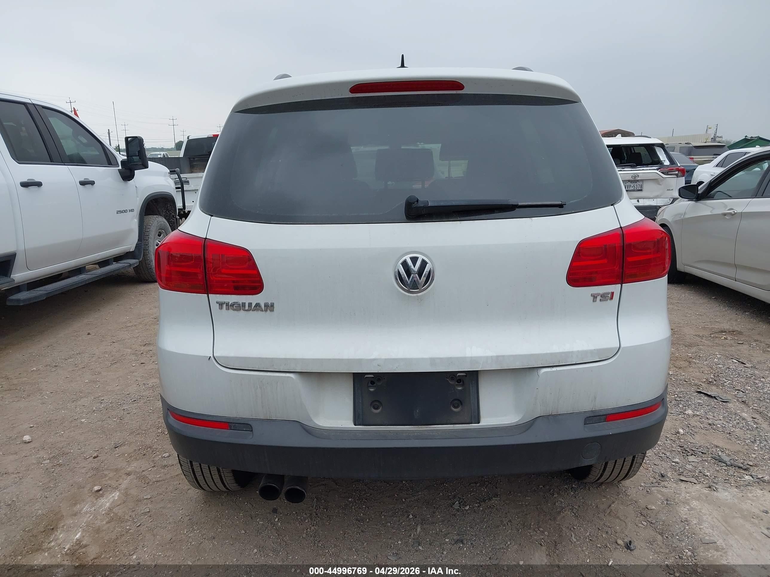 2016 Volkswagen Tiguan S White vin: WVGAV7AX8GW597864