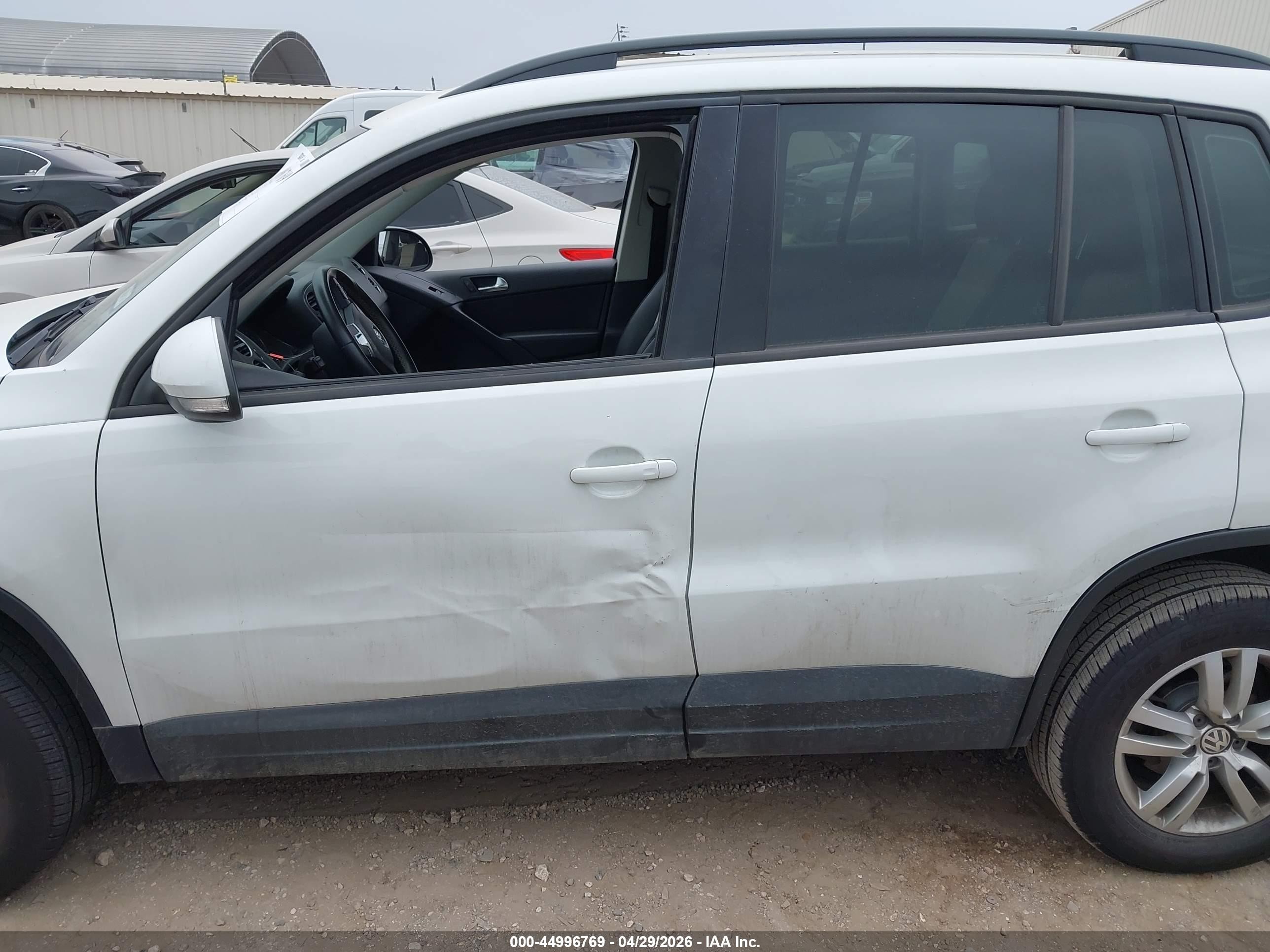2016 Volkswagen Tiguan S White vin: WVGAV7AX8GW597864