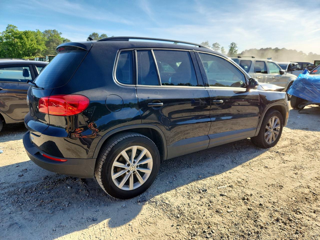 2017 Volkswagen Tiguan S Черный vin: WVGAV7AX8HK043703