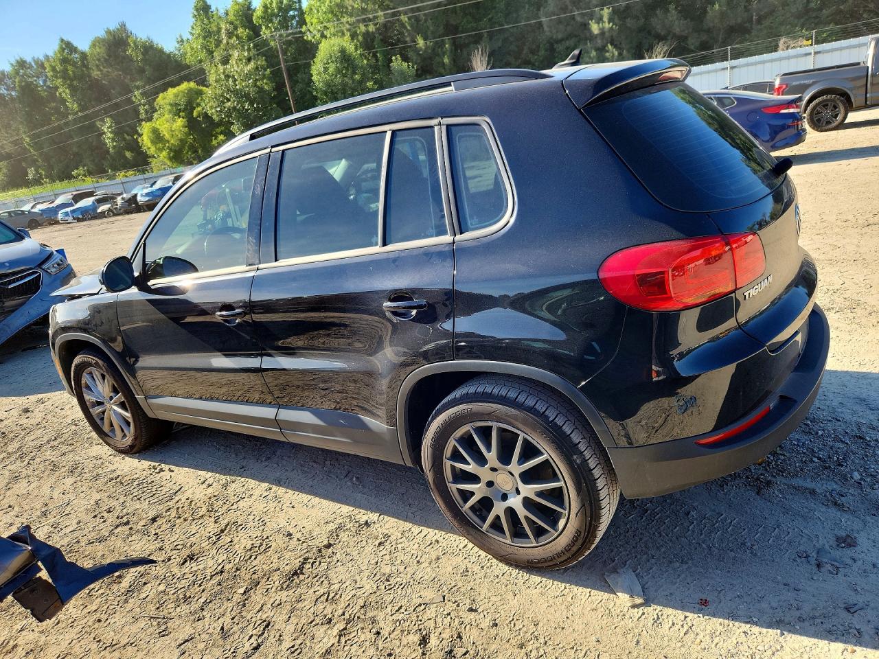 2017 Volkswagen Tiguan S Черный vin: WVGAV7AX8HK043703