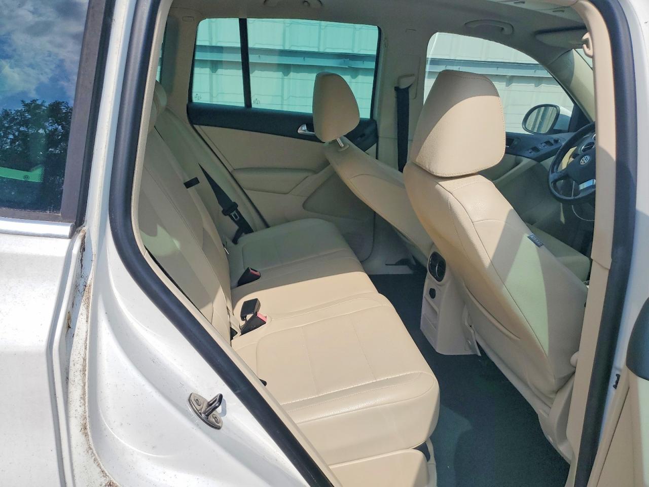 2010 Volkswagen Tiguan S Белый vin: WVGAV7AX9AW519844
