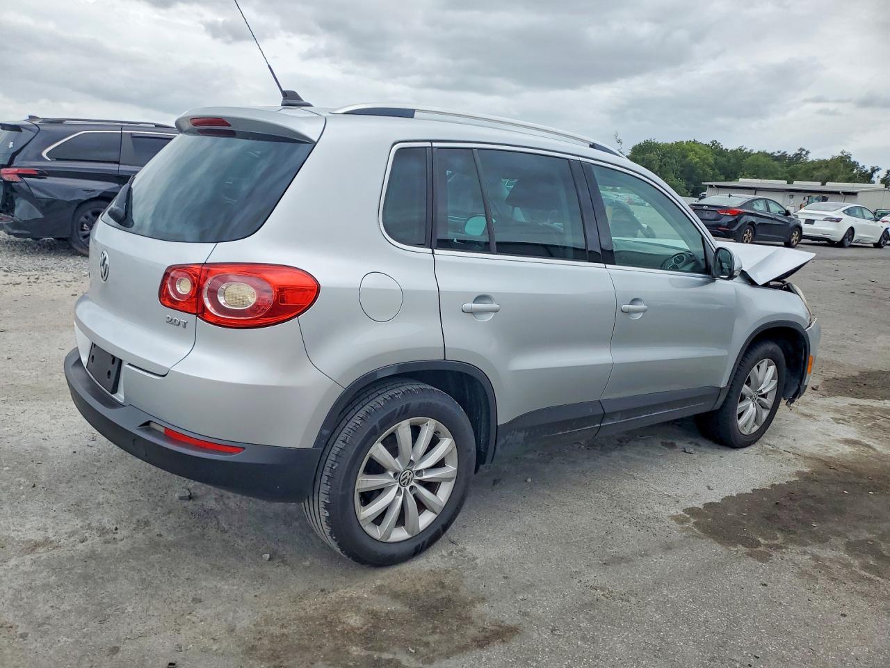 2011 Volkswagen Tiguan S Silver vin: WVGAV7AX9BW504245