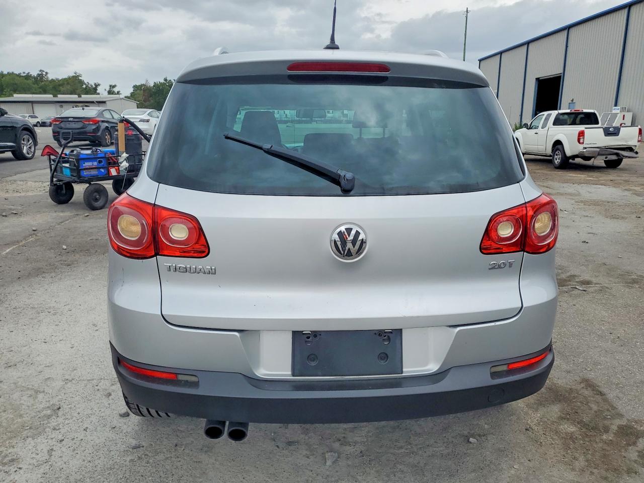 2011 Volkswagen Tiguan S Silver vin: WVGAV7AX9BW504245