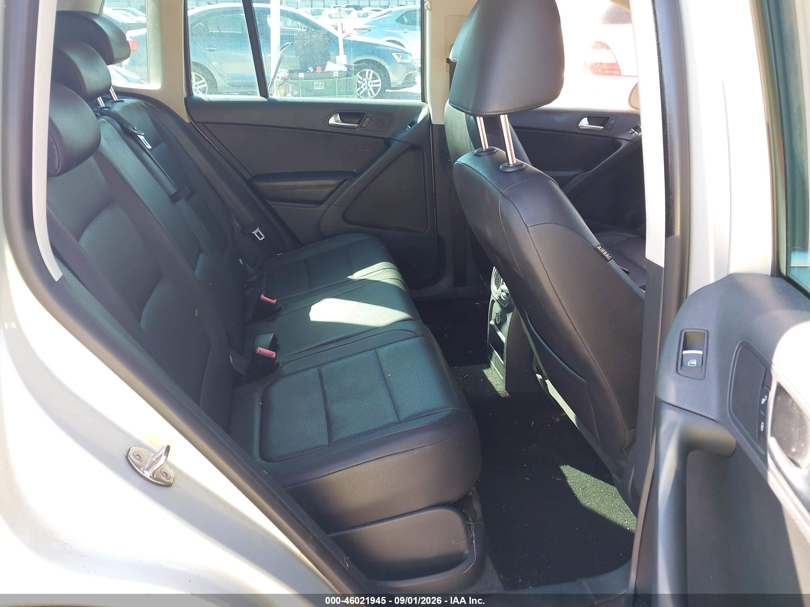 2011 Volkswagen Tiguan Se Silver vin: WVGAV7AX9BW568589