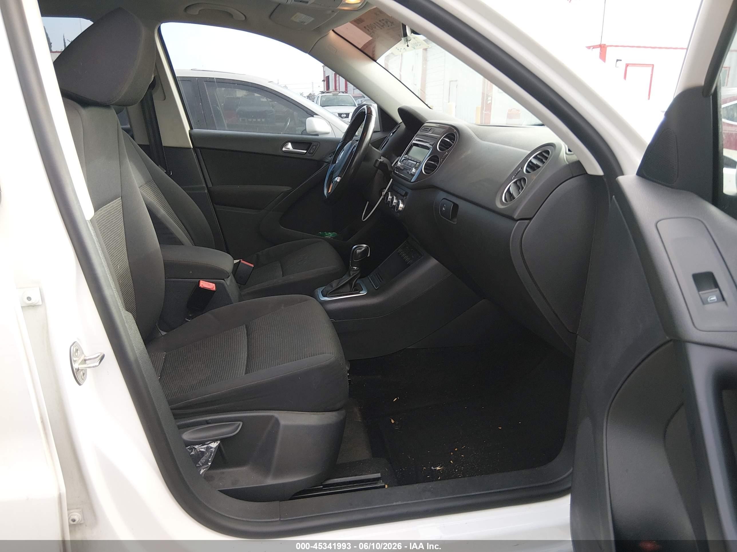 2013 Volkswagen Tiguan S White vin: WVGAV7AX9DW504006