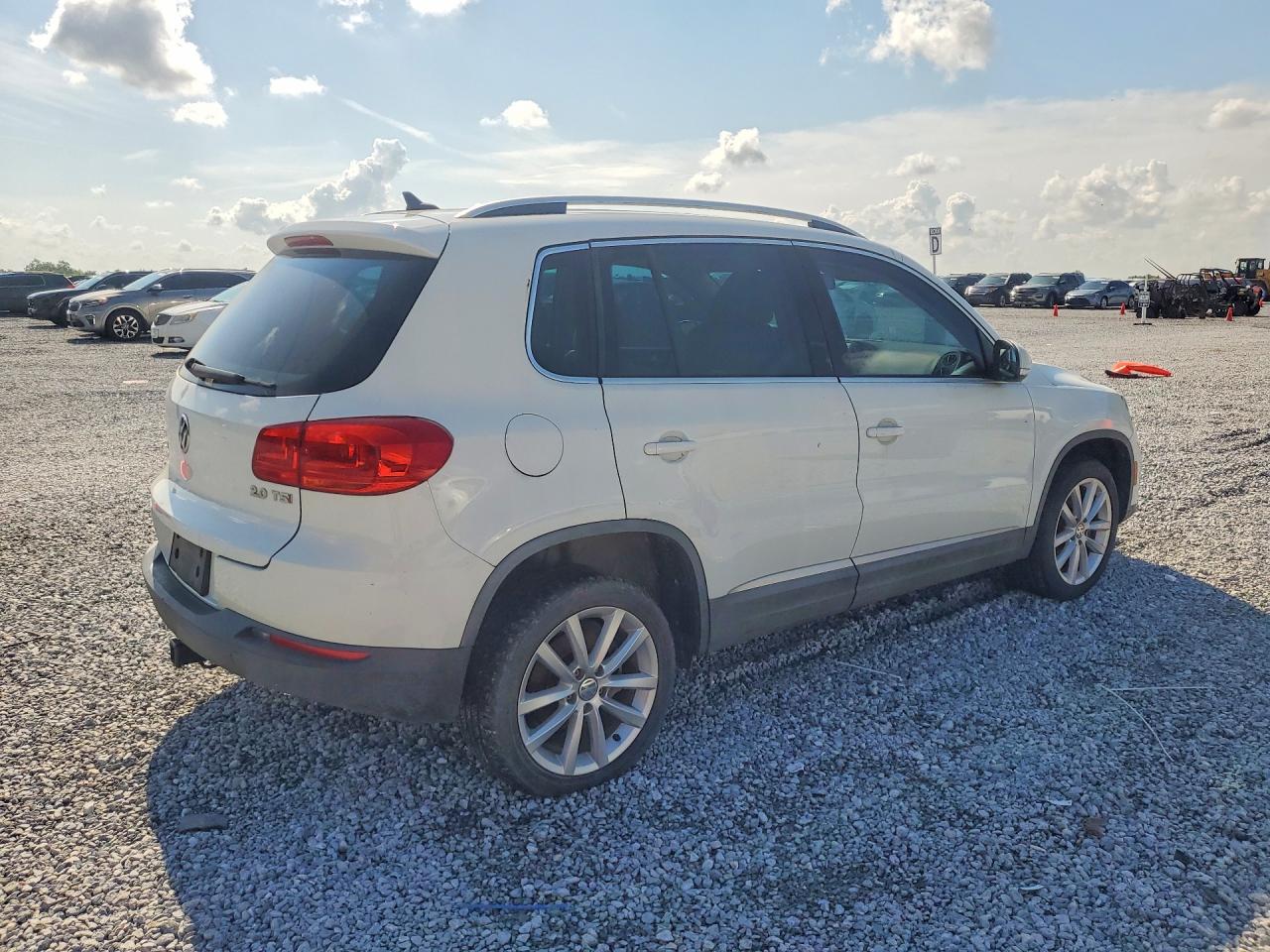 2015 Volkswagen Tiguan S White vin: WVGAV7AX9FW593045