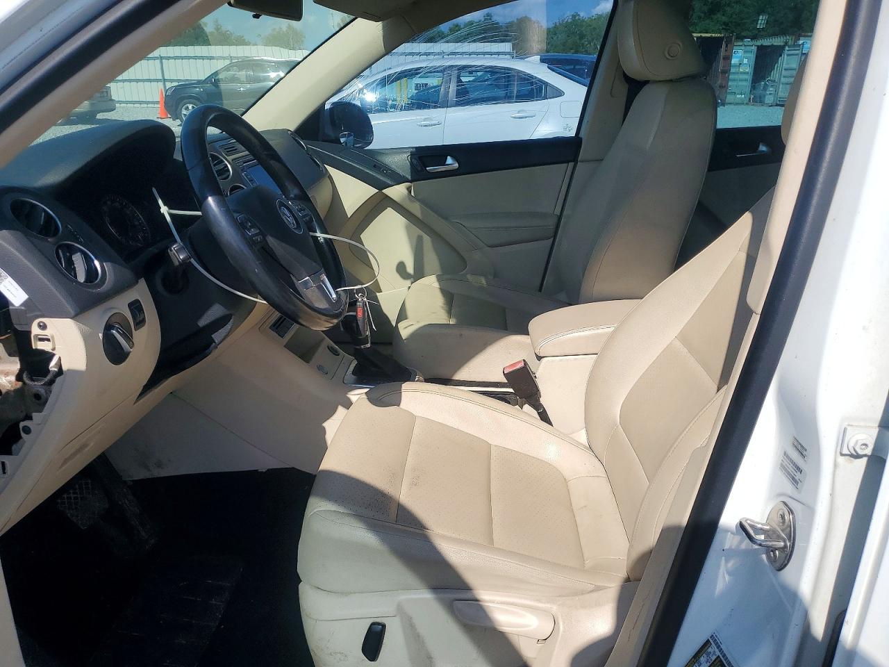 2015 Volkswagen Tiguan S White vin: WVGAV7AX9FW593045