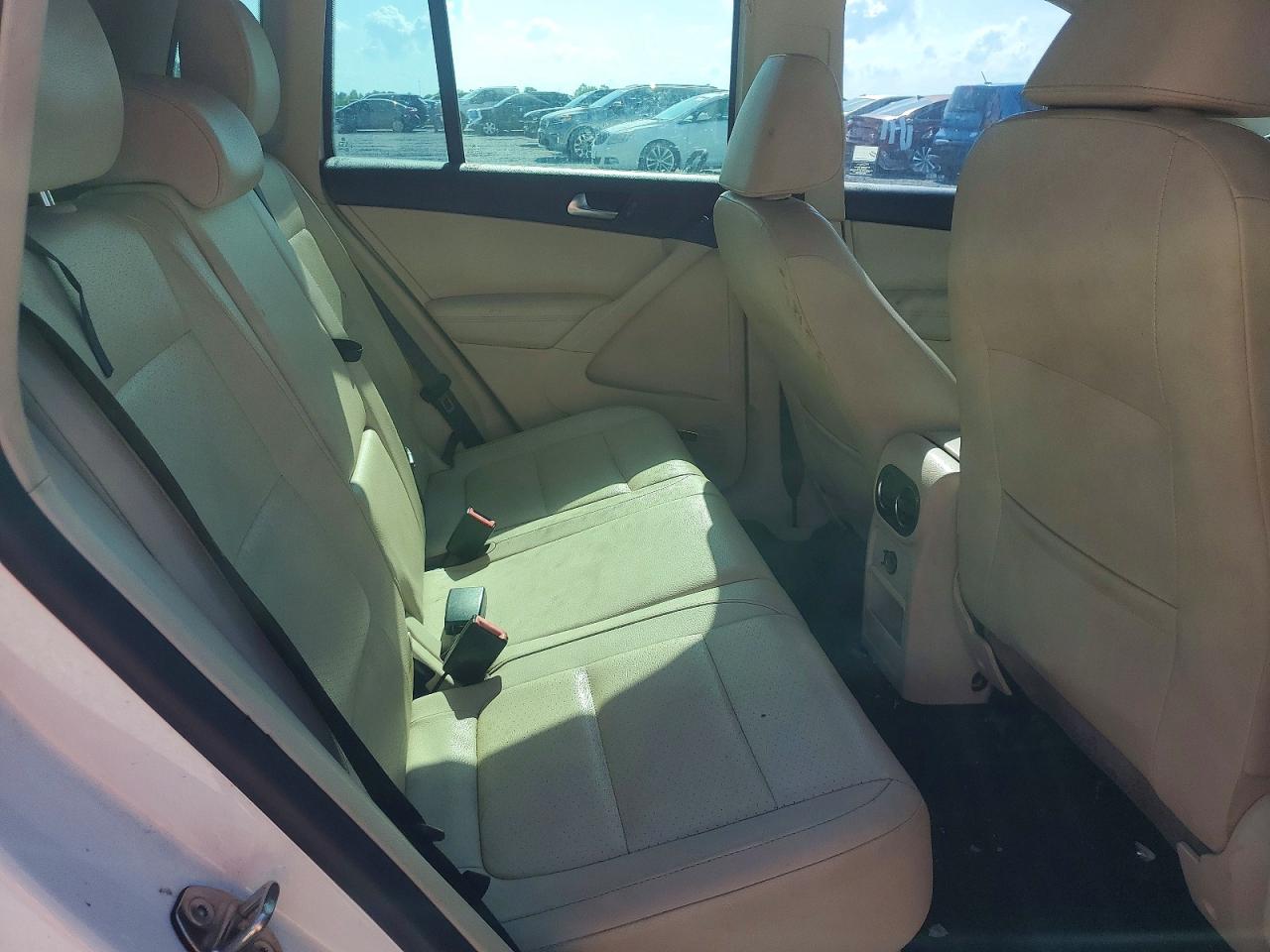 2015 Volkswagen Tiguan S White vin: WVGAV7AX9FW593045