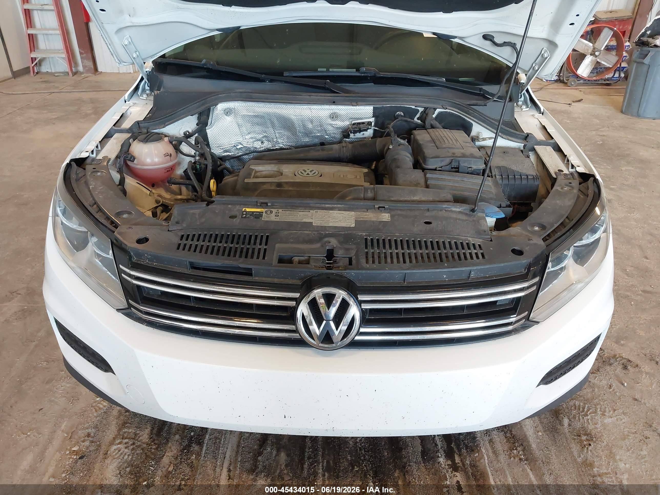 2015 Volkswagen Tiguan S White vin: WVGAV7AX9FW604299