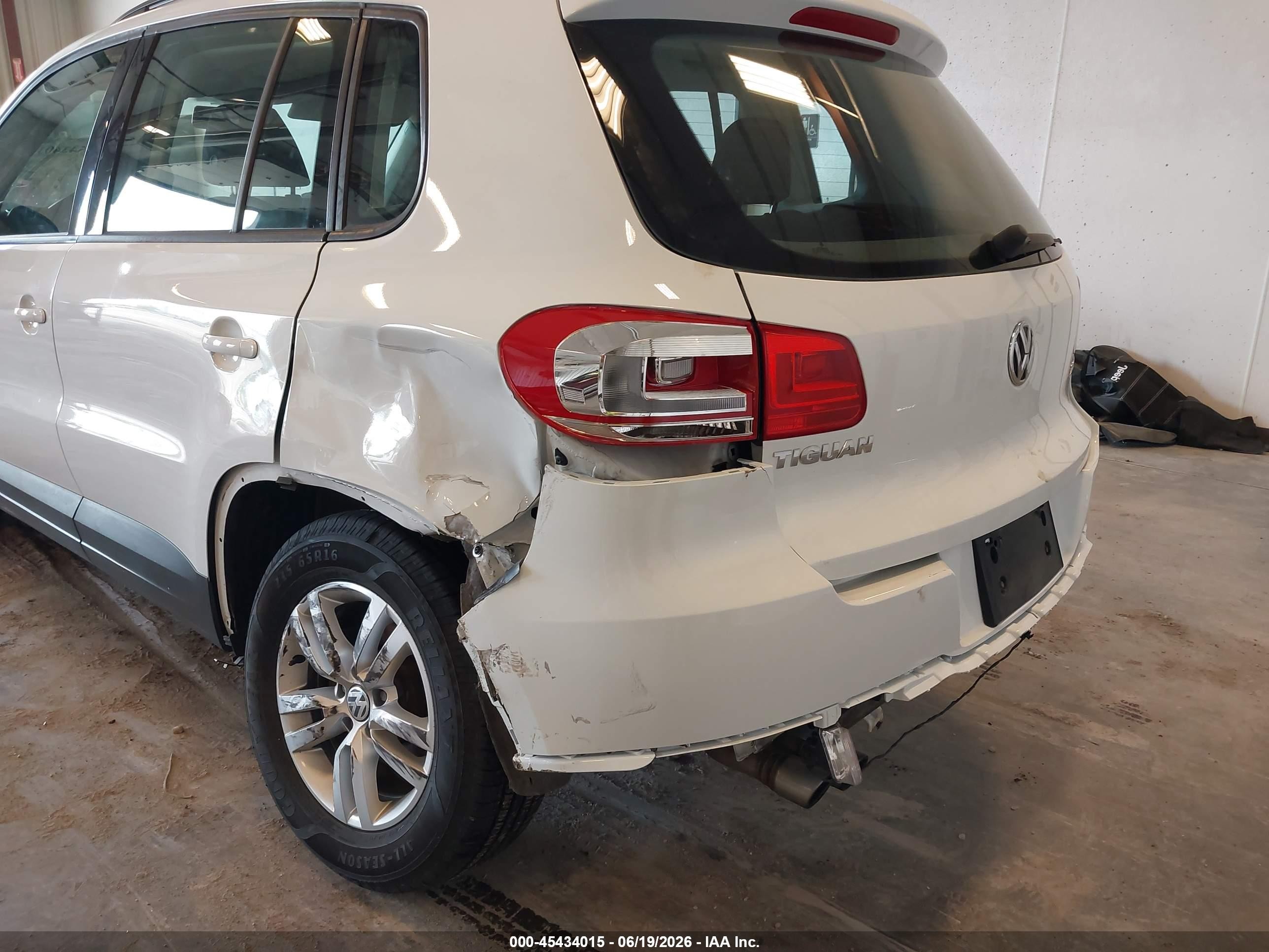 2015 Volkswagen Tiguan S White vin: WVGAV7AX9FW604299