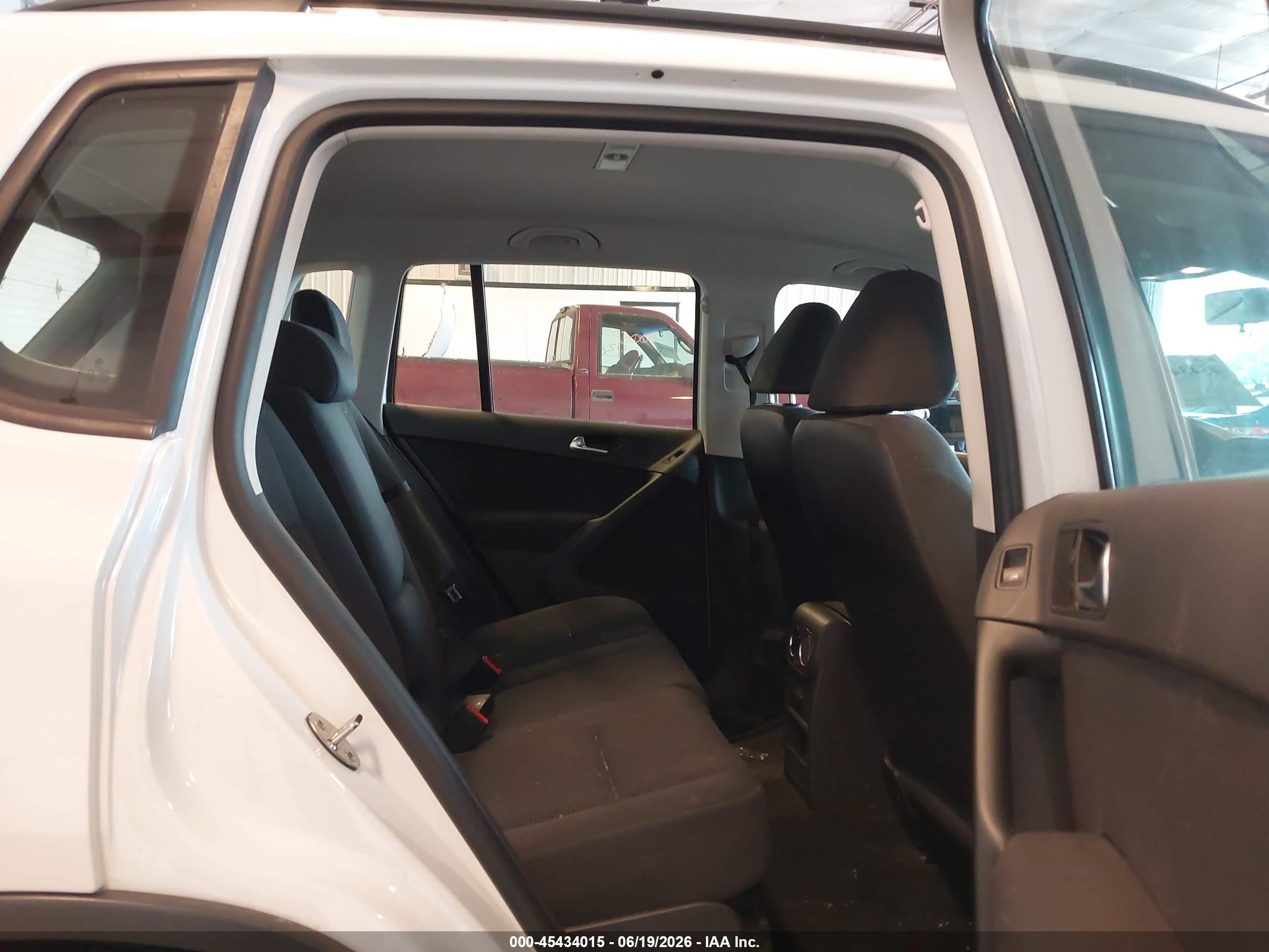 2015 Volkswagen Tiguan S White vin: WVGAV7AX9FW604299