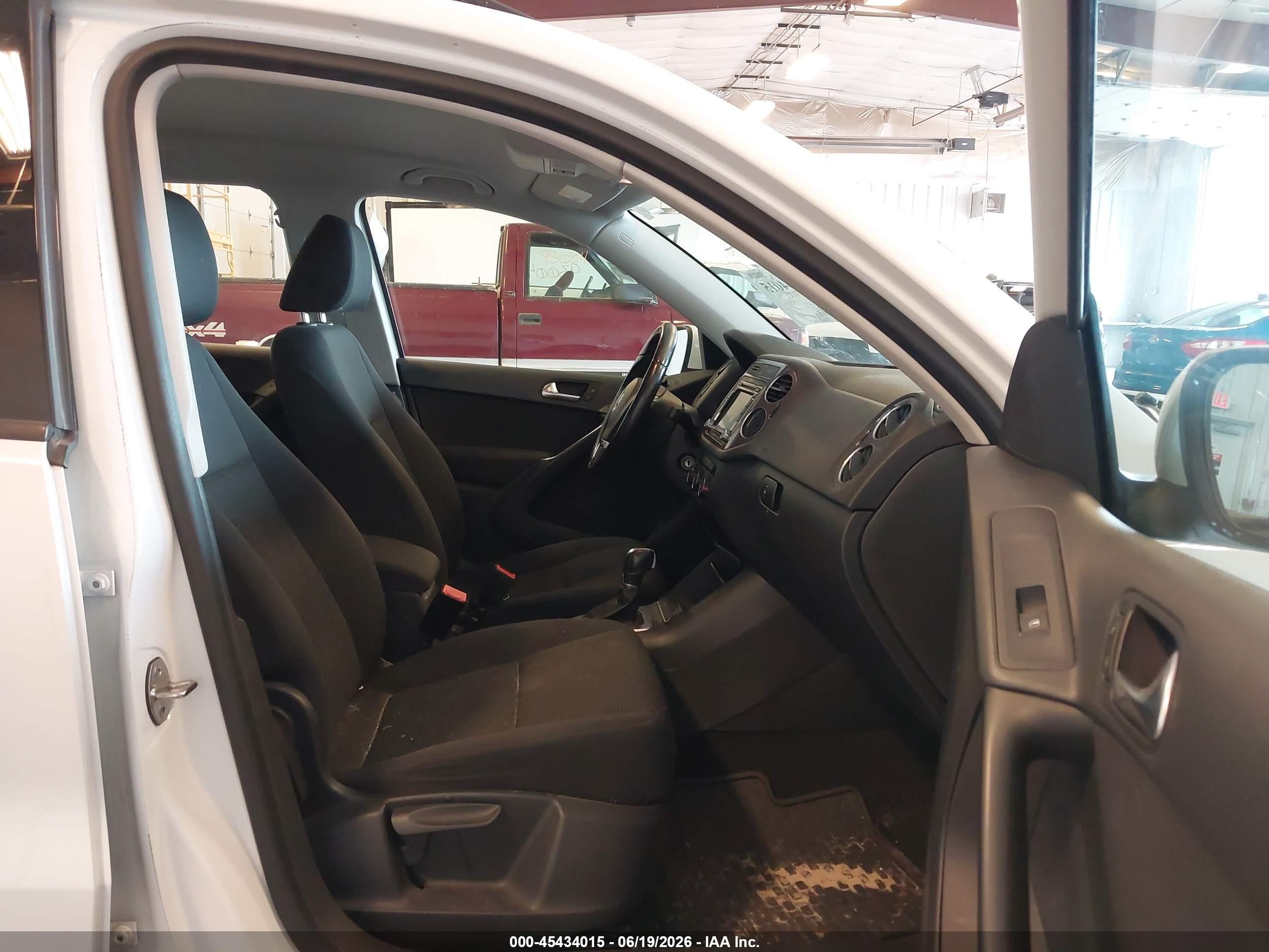 2015 Volkswagen Tiguan S White vin: WVGAV7AX9FW604299