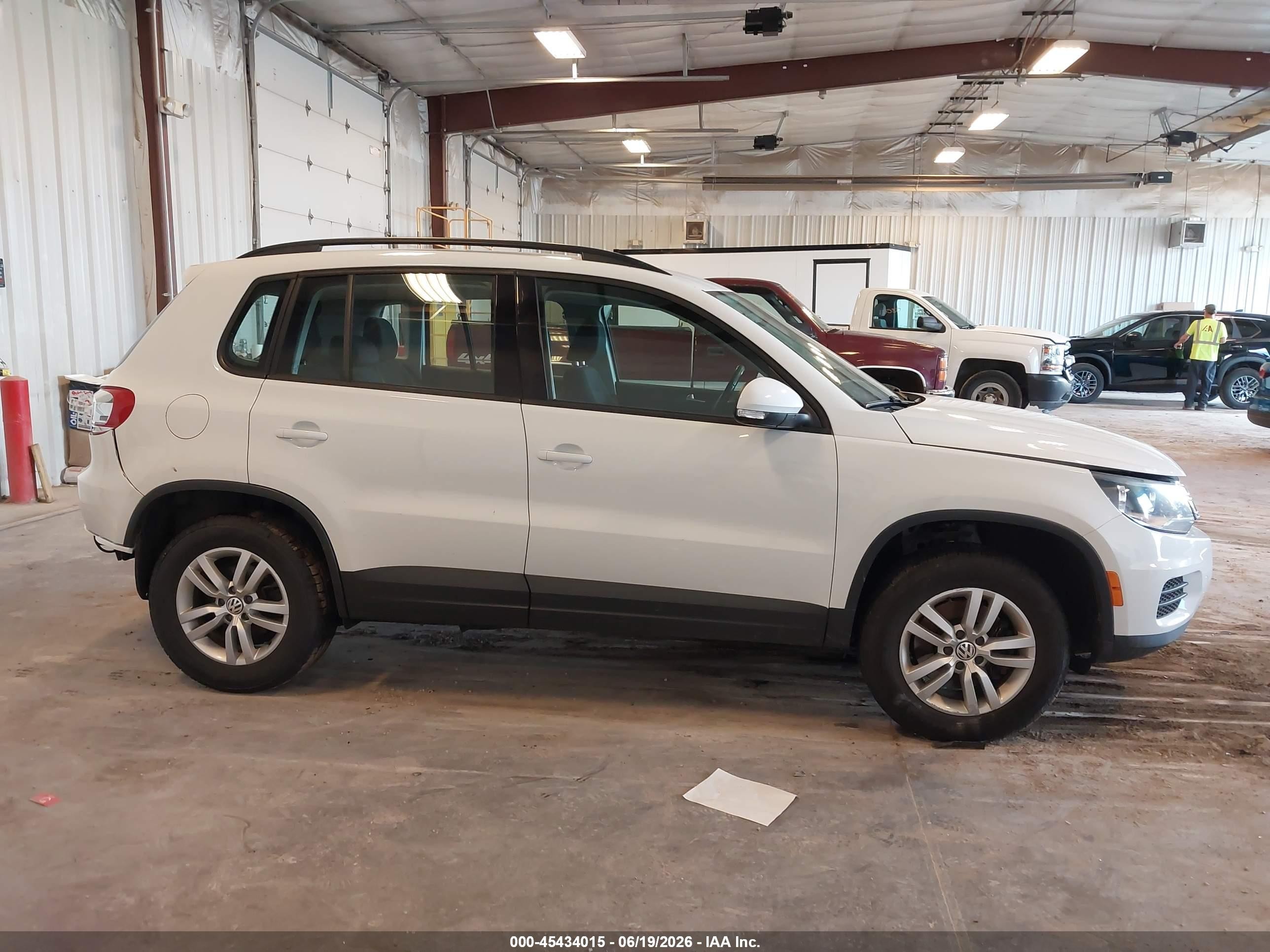 2015 Volkswagen Tiguan S White vin: WVGAV7AX9FW604299