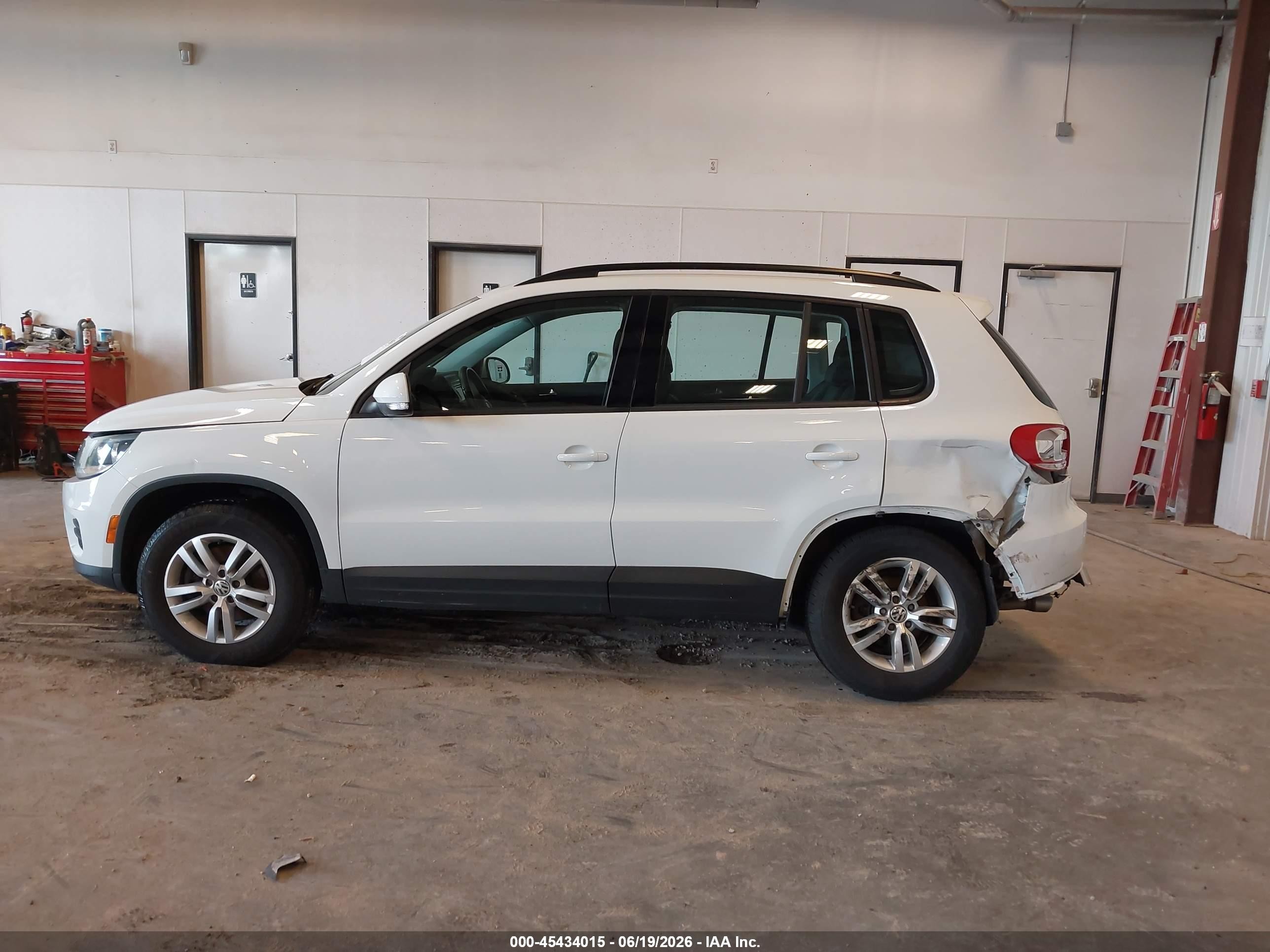 2015 Volkswagen Tiguan S White vin: WVGAV7AX9FW604299