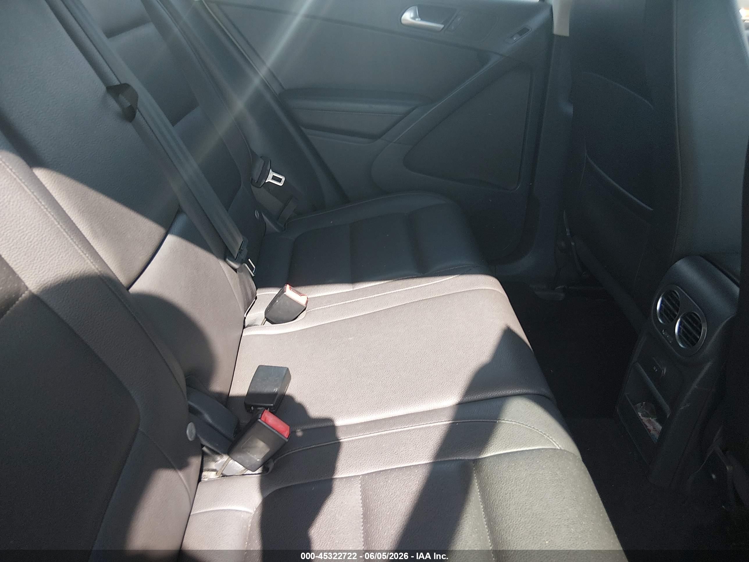 2016 Volkswagen Tiguan S Silver vin: WVGAV7AX9GW519481