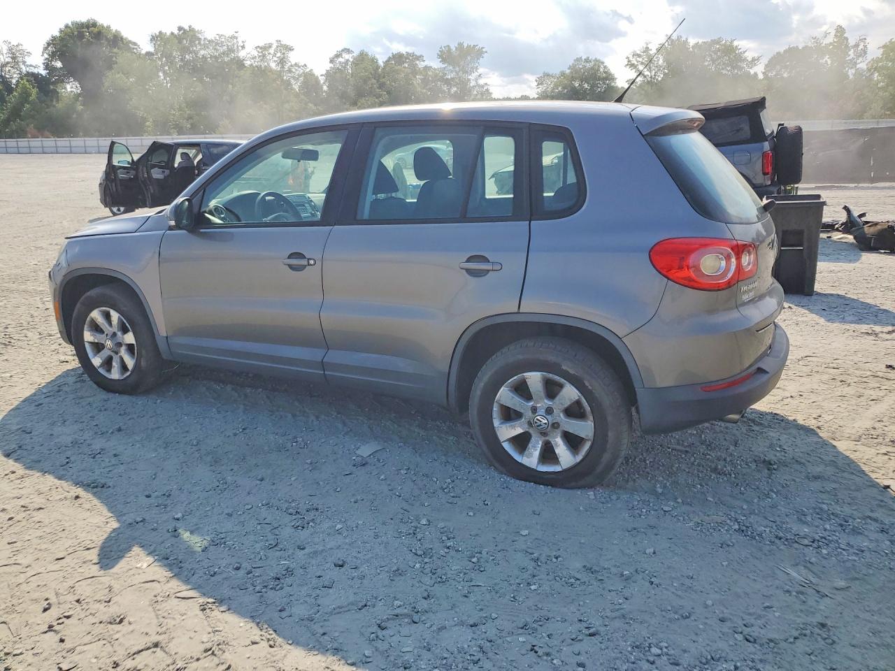 2010 Volkswagen Tiguan S Gray vin: WVGAV7AXXAW511610