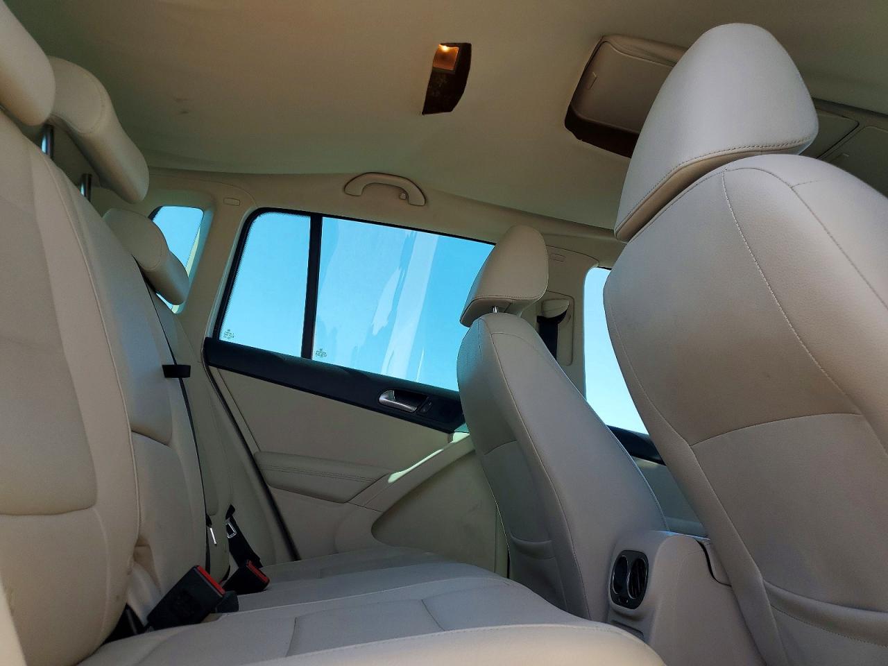 2011 Volkswagen Tiguan S White vin: WVGAV7AXXBW502181
