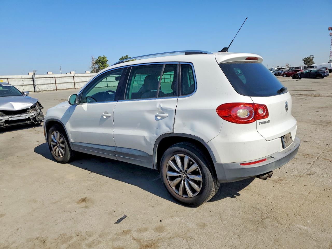 2011 Volkswagen Tiguan S White vin: WVGAV7AXXBW502181