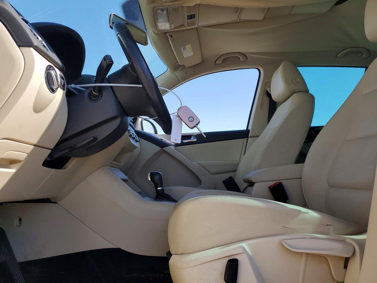 2011 Volkswagen Tiguan S White vin: WVGAV7AXXBW502181