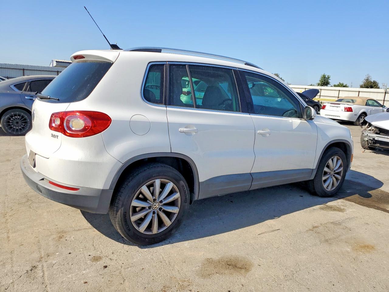2011 Volkswagen Tiguan S White vin: WVGAV7AXXBW502181