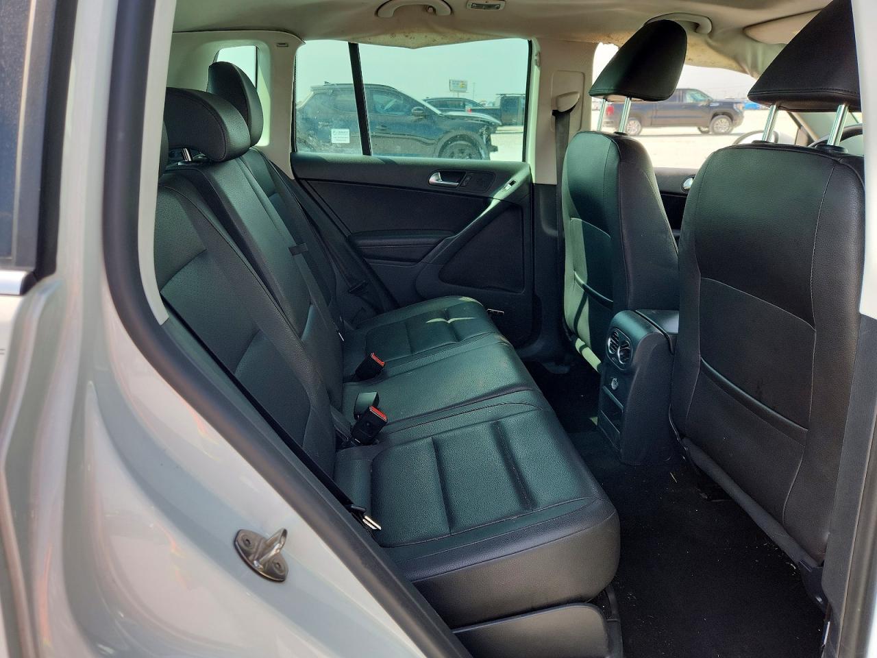 2015 Volkswagen Tiguan S White vin: WVGAV7AXXFW507709