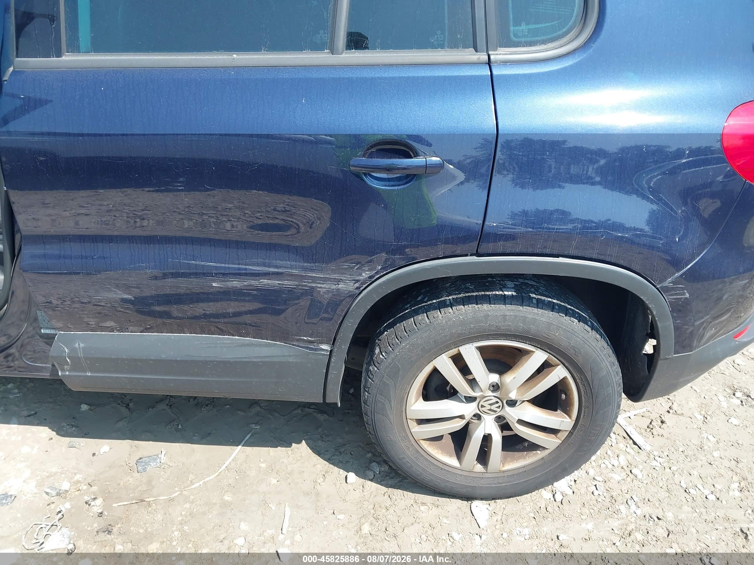 2015 Volkswagen Tiguan S Blue vin: WVGAV7AXXFW576027