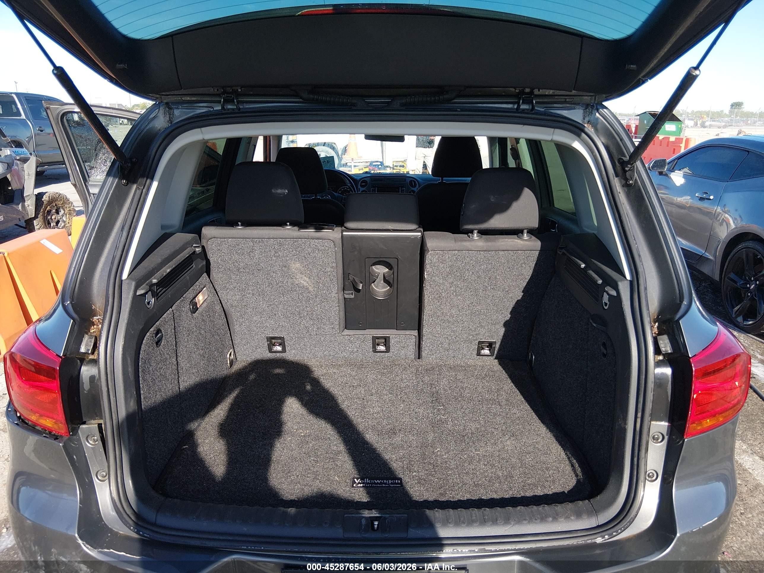 2015 Volkswagen Tiguan S Gray vin: WVGAV7AXXFW596648