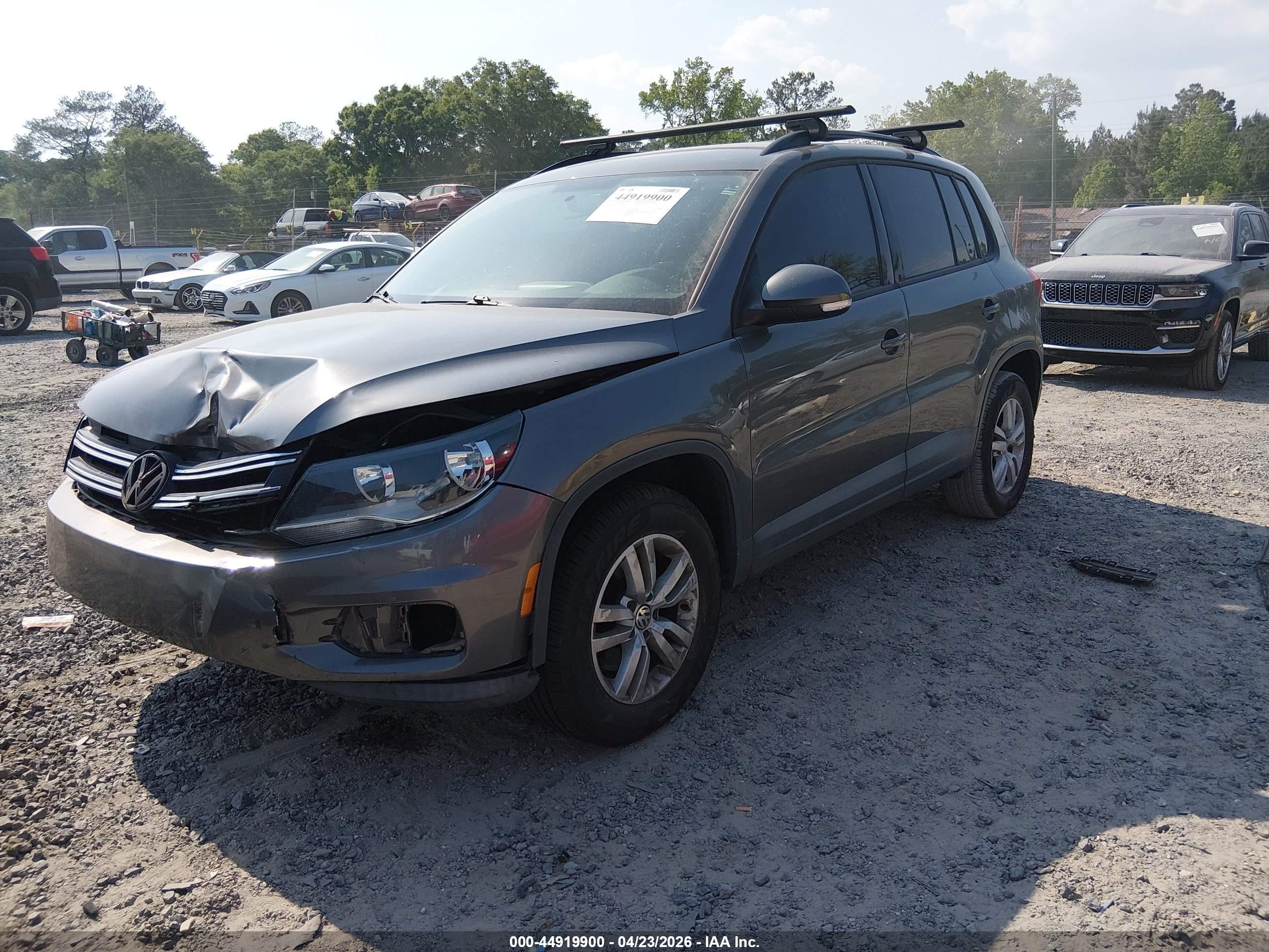 2015 Volkswagen Tiguan S Серый vin: WVGAV7AXXFW611052