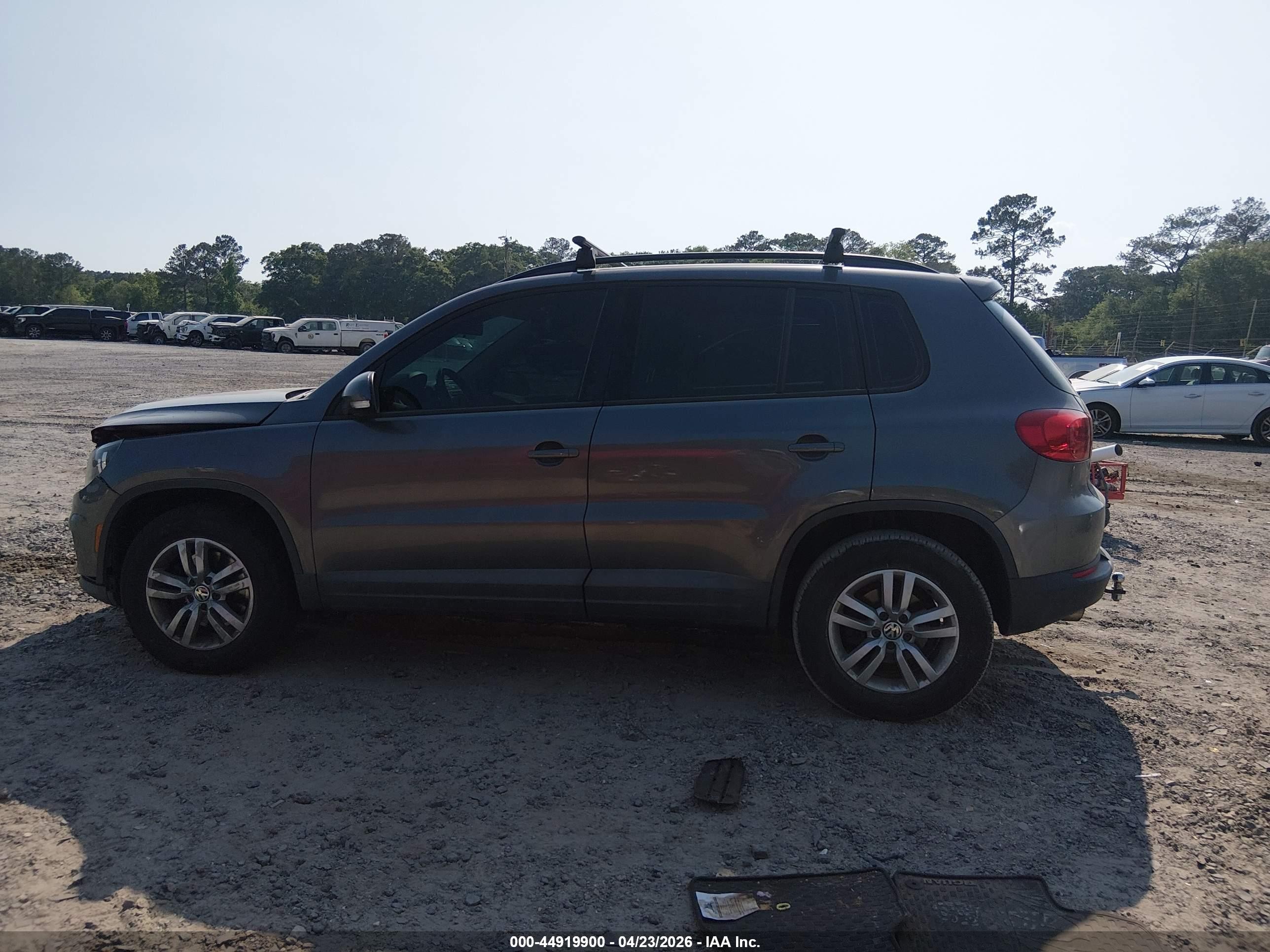 2015 Volkswagen Tiguan S Серый vin: WVGAV7AXXFW611052