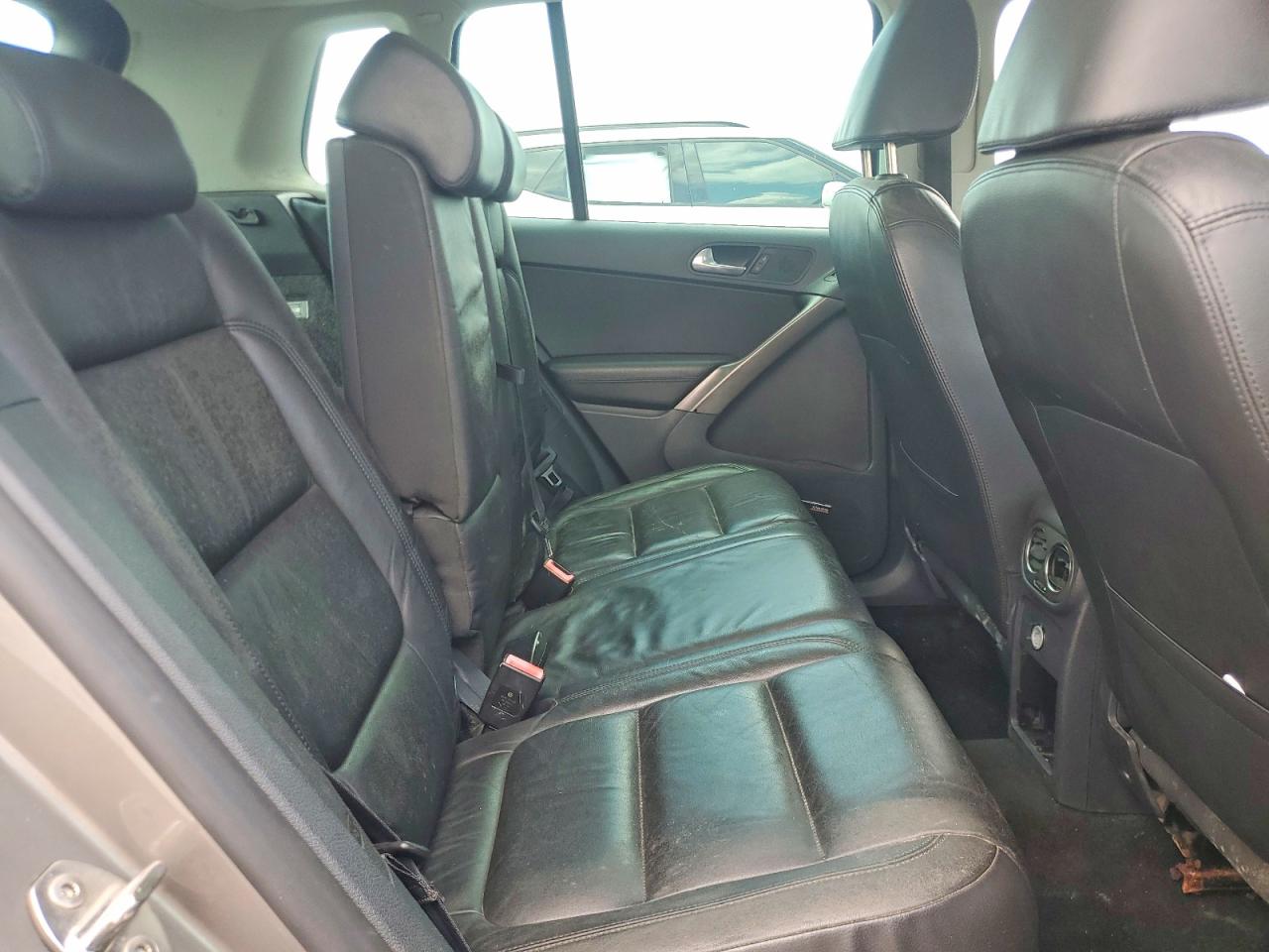 2009 Volkswagen Tiguan S Gray vin: WVGAV95N19W000951