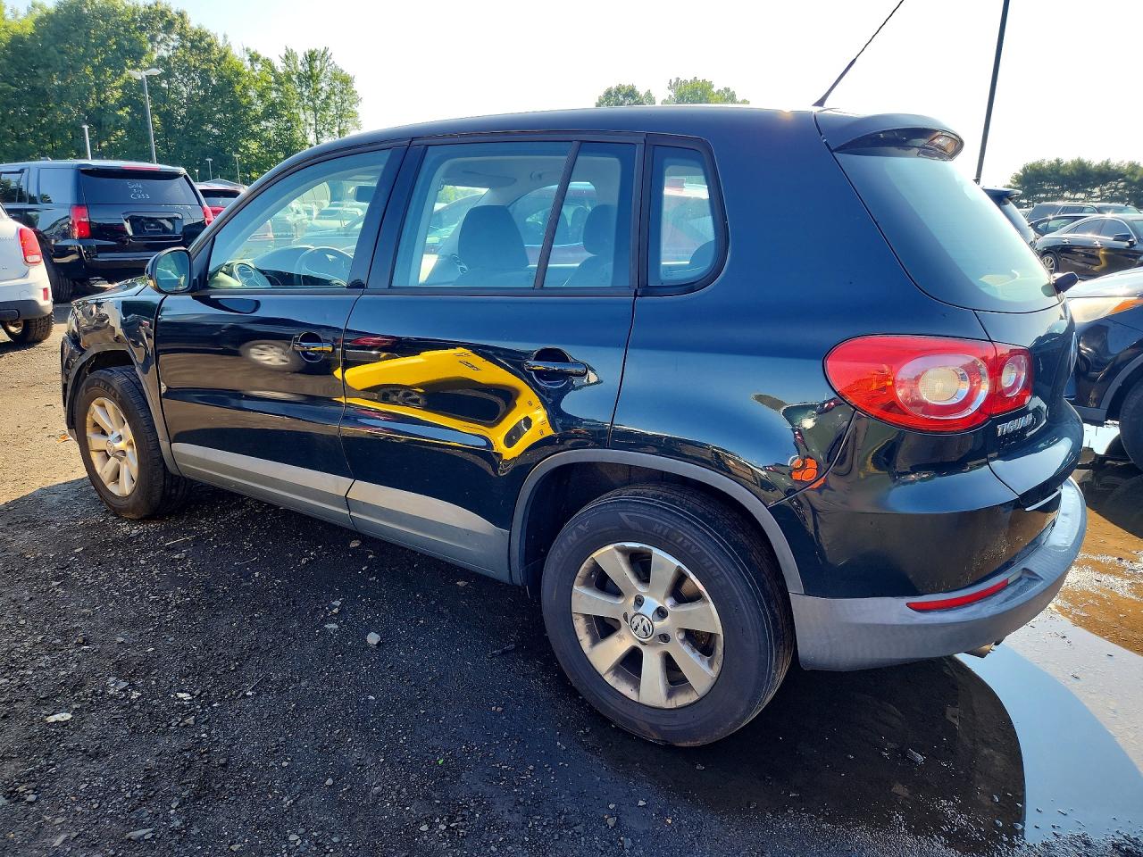 2010 Volkswagen Tiguan S Black vin: WVGAV9AX9AW521167