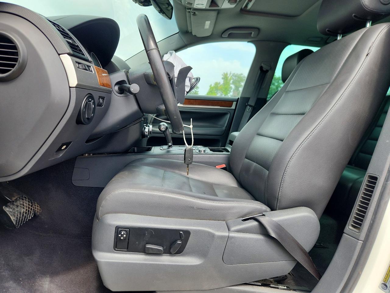 2010 Volkswagen Touareg V6 White vin: WVGBF7A92AD002092