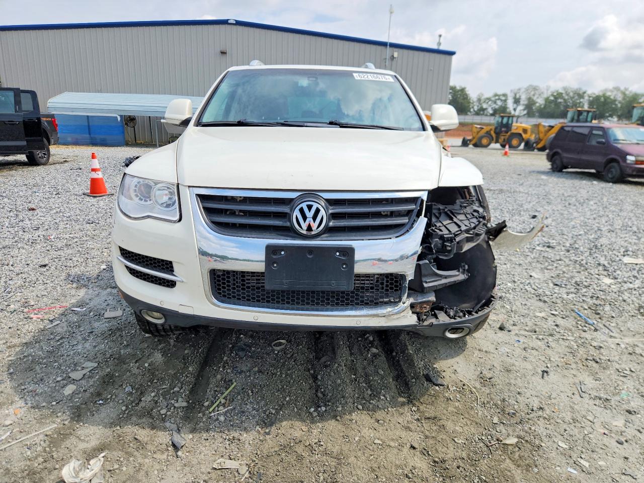 2010 Volkswagen Touareg V6 White vin: WVGBF7A92AD002092