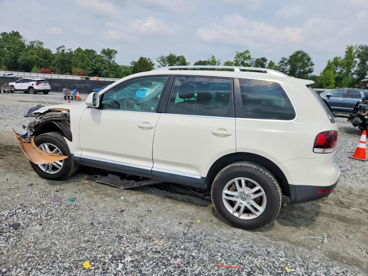 2010 Volkswagen Touareg V6 White vin: WVGBF7A92AD002092