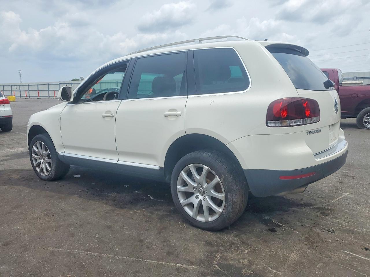 2010 Volkswagen Touareg V6 White vin: WVGBF7A95AD004354