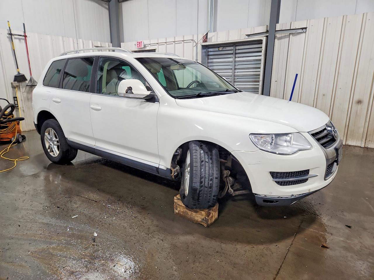 2010 Volkswagen Touareg V6 White vin: WVGBF7A96AD004119