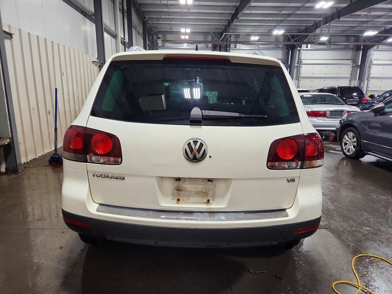 2010 Volkswagen Touareg V6 White vin: WVGBF7A96AD004119