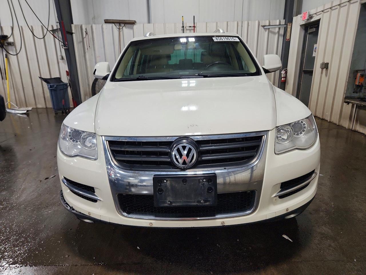 2010 Volkswagen Touareg V6 White vin: WVGBF7A96AD004119