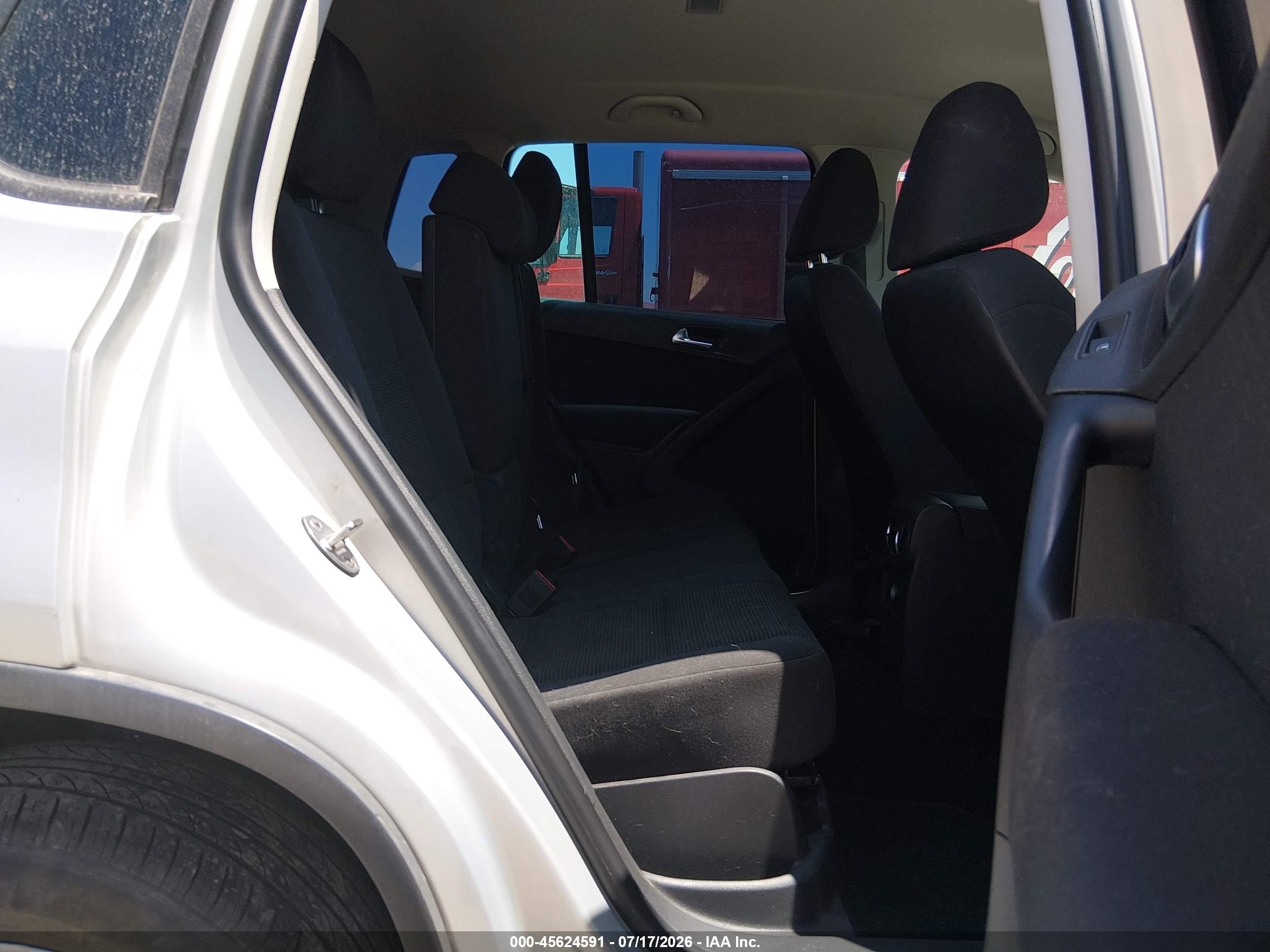 2013 Volkswagen Tiguan S Silver vin: WVGBV3AX1DW569736
