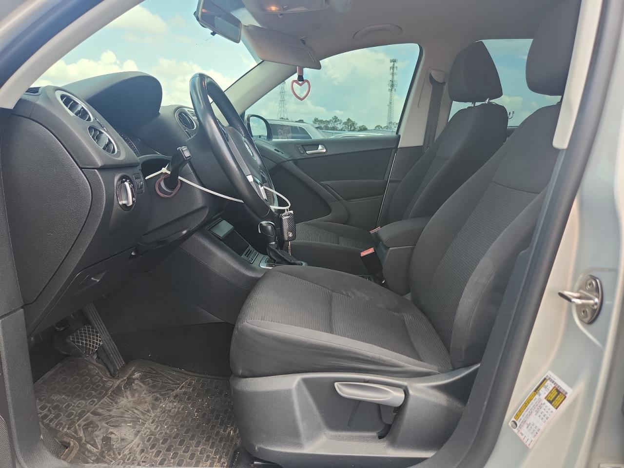 2014 Volkswagen Tiguan S Silver vin: WVGBV3AX1EW527598