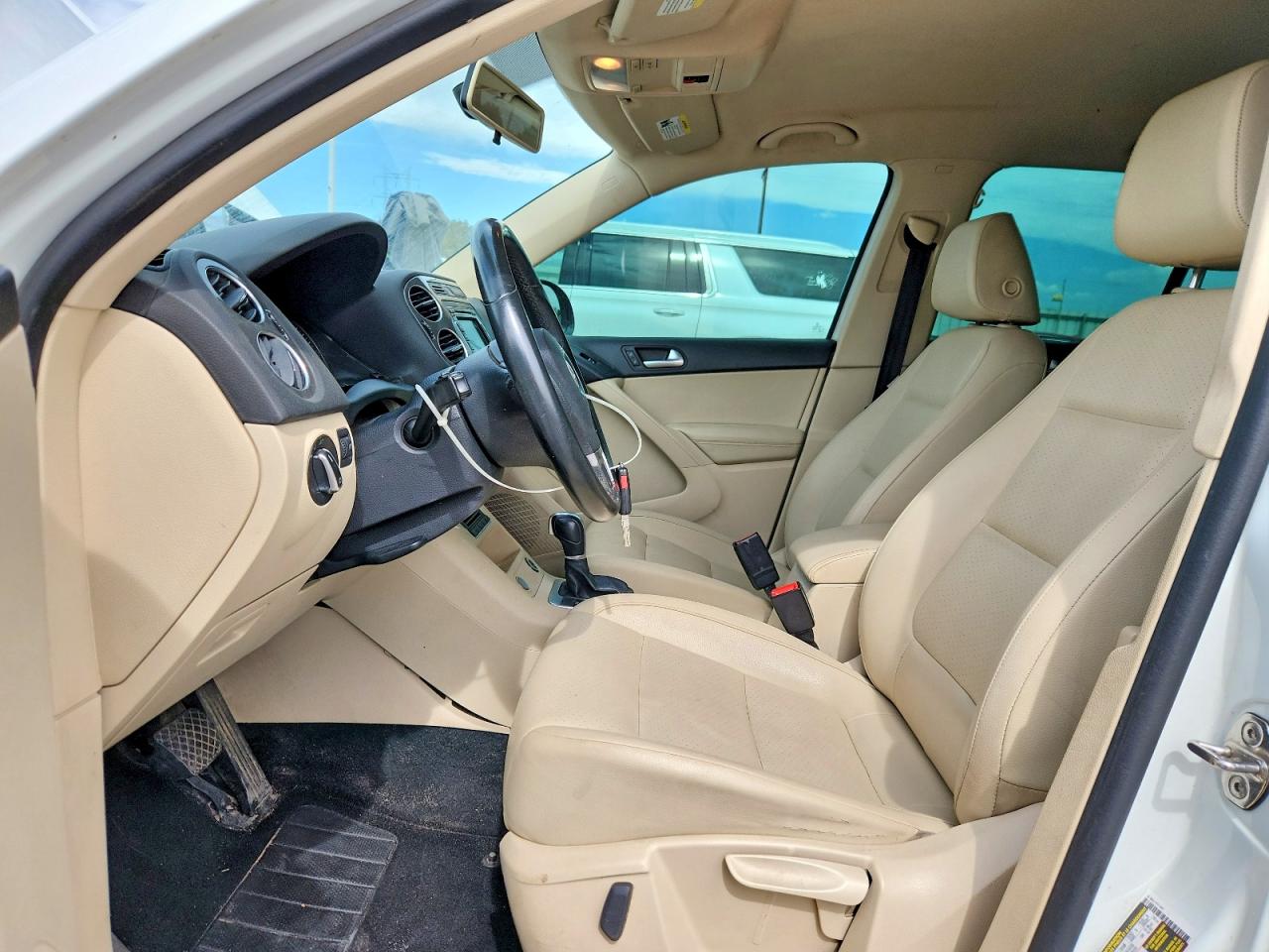 2014 Volkswagen Tiguan S White vin: WVGBV3AX1EW624137