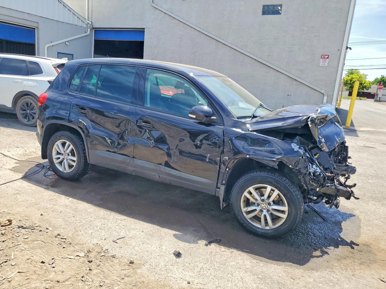 2013 Volkswagen Tiguan S Черный vin: WVGBV3AX2DW597397