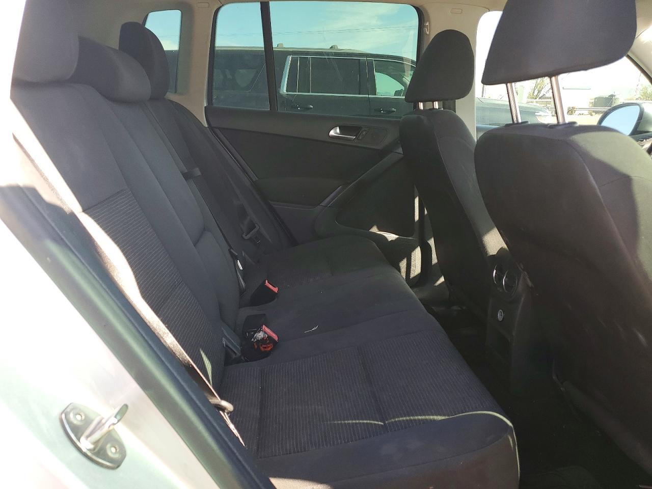 2014 Volkswagen Tiguan S Silver vin: WVGBV3AX2EW541820